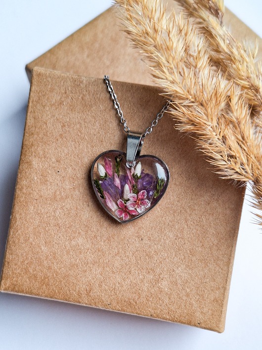 wisiory Wisiorek z żywicy serduszko z kwiatami