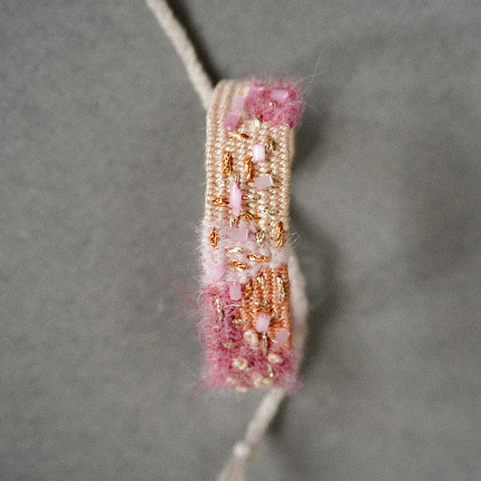 bransoletki na sznurku Włóczkowa bransoletka handmade z koralikami, wiązana na sznurku