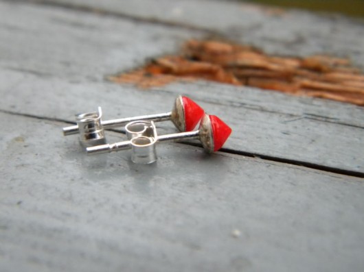 kolczyki wire wrapping 4 mm ciemnokoralowe stożki