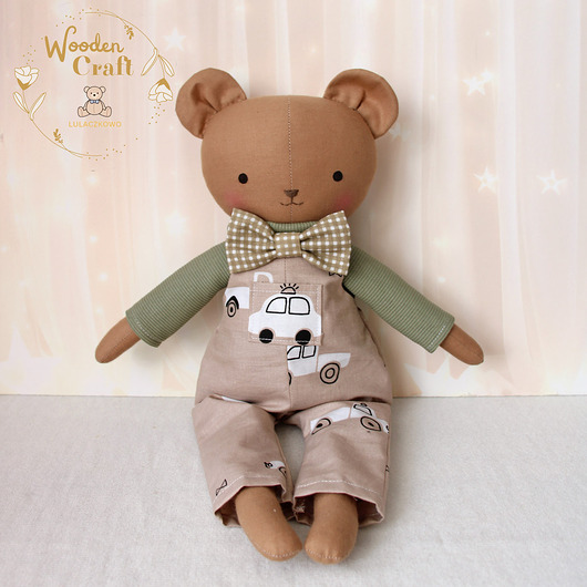 misie i maskotki Miś Tymuś przytulanka w białym sweterku i niebieskich ogrodniczkach