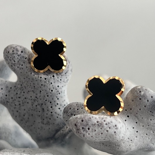 kolczyki pozłacane Koniczyna, koniczynka kolczyki z onyksem srebro pr. 925 pozłacane.