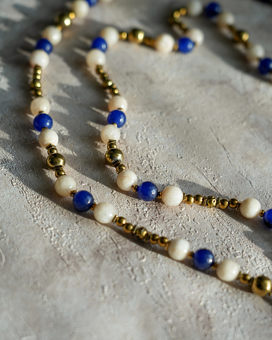 korale Długi unikatowy naszyjnik z kobaltowym chwostem