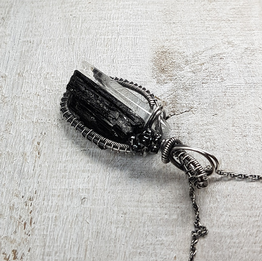 wisiory Kamienie mocy kryształ górski z turmalinem S207