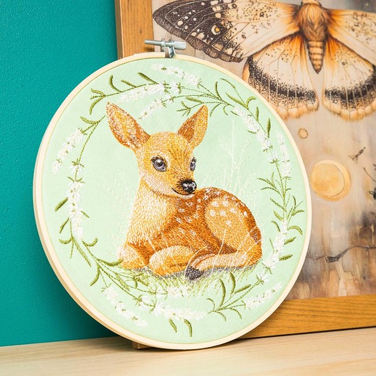 Ozdoby na ścianę Sarenka light green, haft w tamborku 20 cm