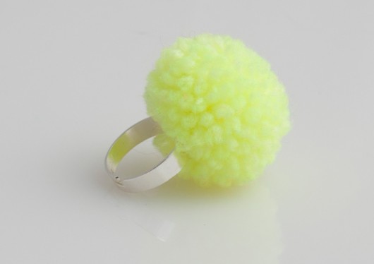 pierścionek pompon fluorescencyjny żółty neon bimabejbe