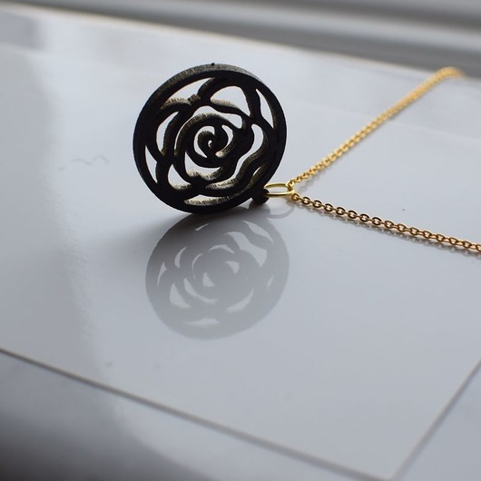 Naszyjnik Rose drewniany na łańcuszku iziartwear