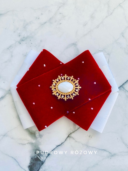 broszki Aksamitna Brosza z delikatnym kryształkiem