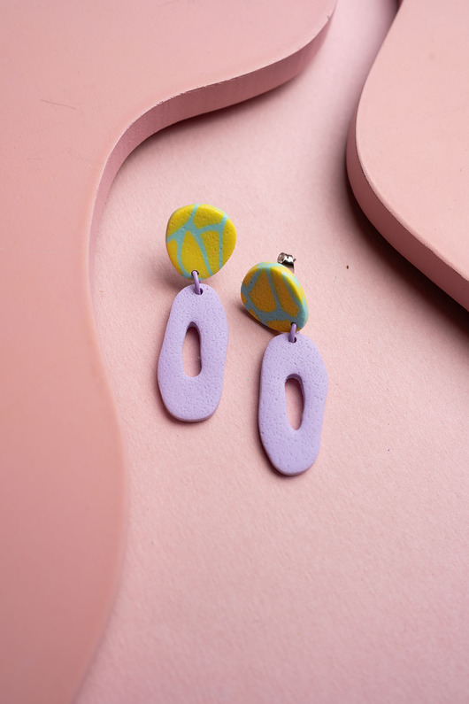 kolczyki z masy plastycznej Wiszące kolczyki w organicznym kształcie