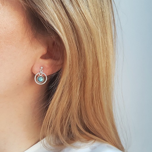 kolczyki z kamieniami Kolczyki z labradorytem w kole