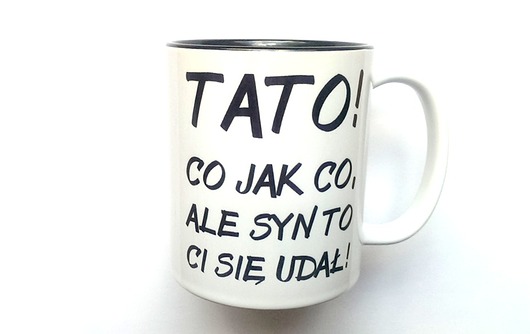 KUBEK TATO SYN CI SIĘ UDAŁ z CZARNYM WNĘTRZEM FarrowDesign