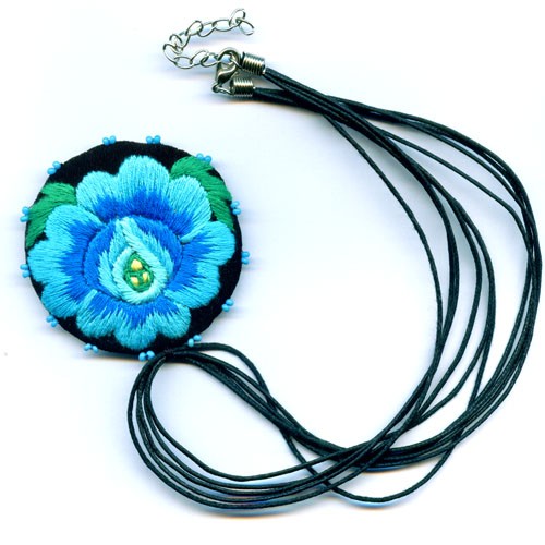 Wisior una ROSA blu na ludowo