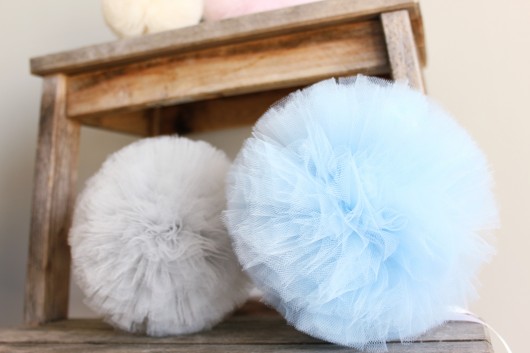 Pompony tiulowe 20 cm (L), różne kolory Colleco
