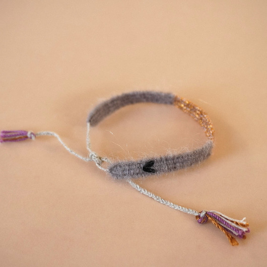 bransoletki na sznurku Włóczkowa bransoletka z błyszczącym środkiem i haftowanym serduszkiem