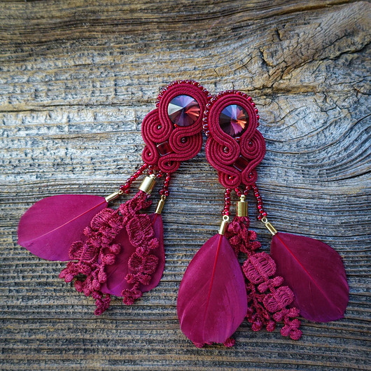 kolczyki soutache Bordowe boho kolczyki soutache z piórkami