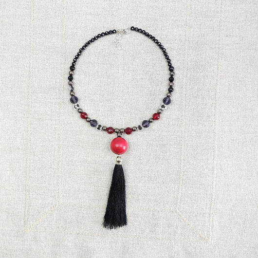 kolie Naszyjnik Choker z Czerwoną Kulą i Czarnym Chwostem - 7102