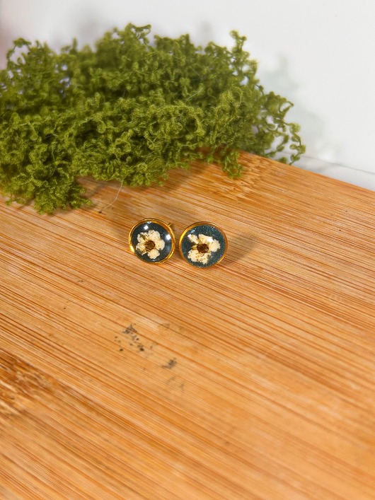 kolczyki z żywicy Kolczyki wkrętki z kwiatem tawuły butelkowa zieleń