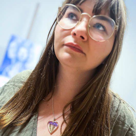 wisiory Delikatny naszyjnik z żywicy z zatrwianem
