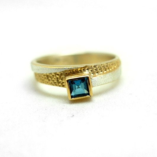 pierścionki złote Srebrny pierścionek wstęga z topazem