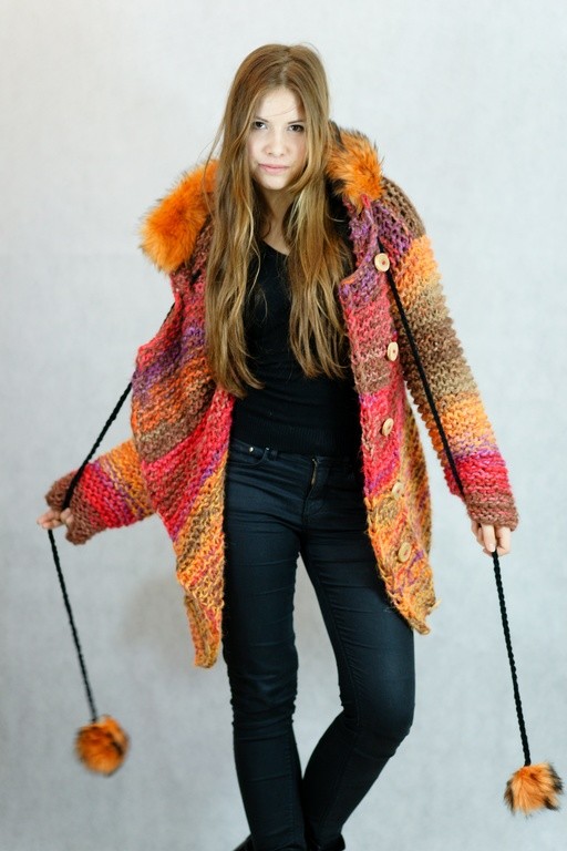  Wełniany sweter oversize z kapturem HERBE DESIGN