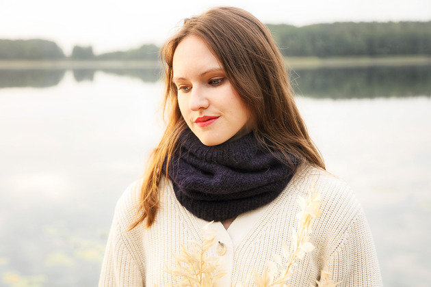 szale damskie Cienki granatowy szalik typu komin z wełny alpaki