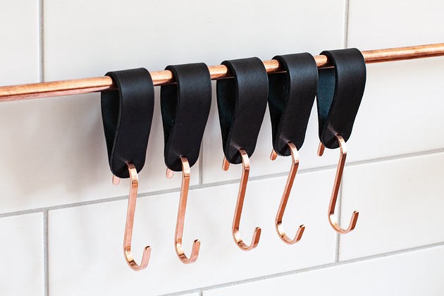 wieszaki Zestaw 5 haczyków esek na skórzanym pasku