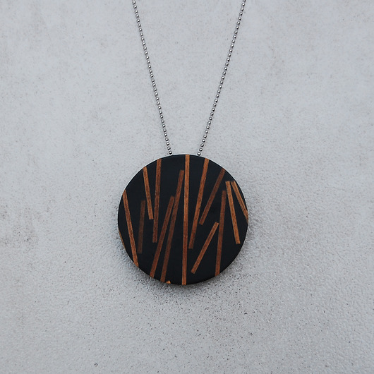 wisiory Duży okrągły naszyjnik z drewnem