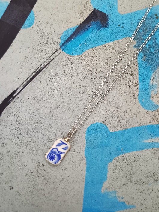 wisiory Naszyjnik z kobaltowym kwiatkiem