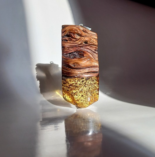 wisiory Zam. Spec. - drewniany naszyjnik z bursztynem