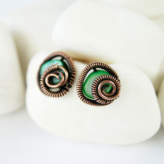 kolczyki wire wrapping Kolczyki zielone sztyfty z masą perłową