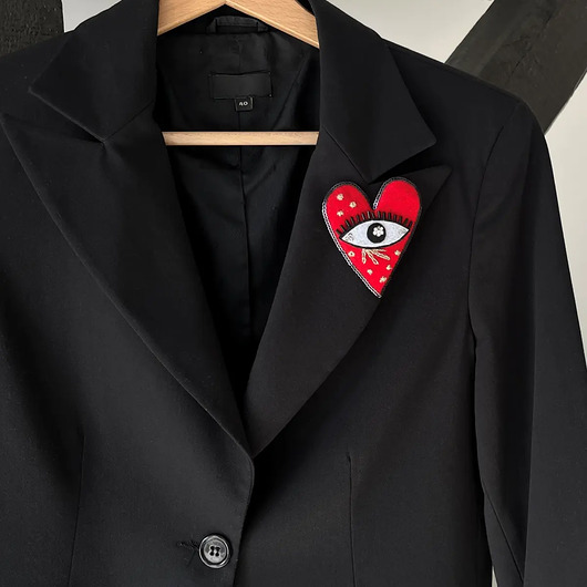 broszki Broszka PATRZ SERCEM 13 ręcznie haftowana przypinka