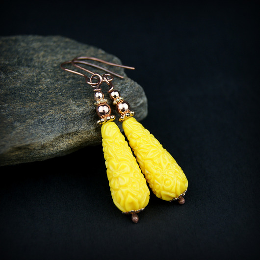 kolczyki z kamieniami Kolczyki żółte krople z rzeźbionych kamieni