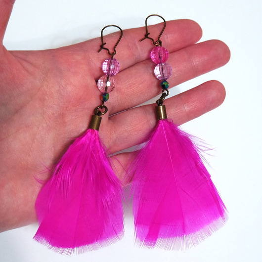 kolczyki z piórami Pióra amarant i koraliki - kolczyki wiszące