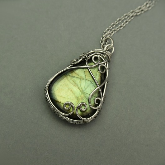 wisiory Wisiorek ze złotym labradorytem wire wrapping labradoryt
