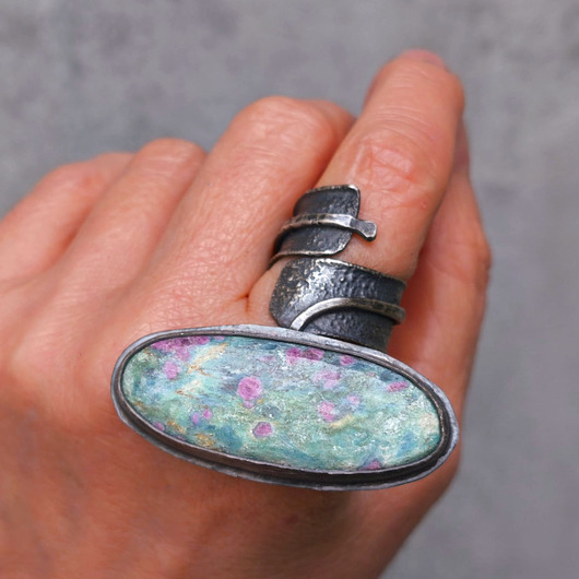 pierścionki srebrne Zoisyt z rubinem - pierścień regulowany