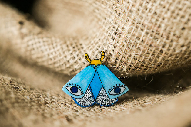 przypinki Przypinka ćma patrzałka turkusowa