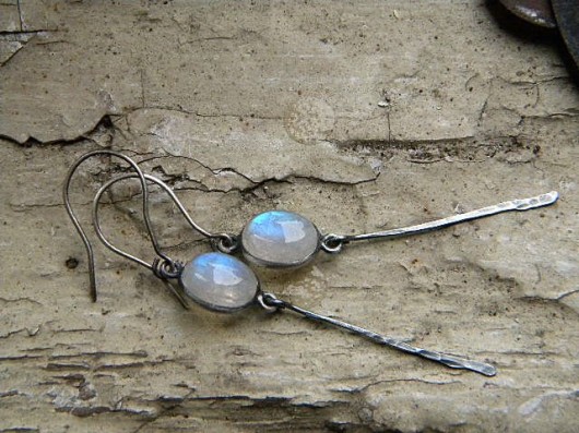kolczyki wire wrapping kamienie księżycowe z nóżką