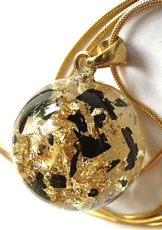 Złote platki i węgiel w naszyjniku Grol Jewellery
