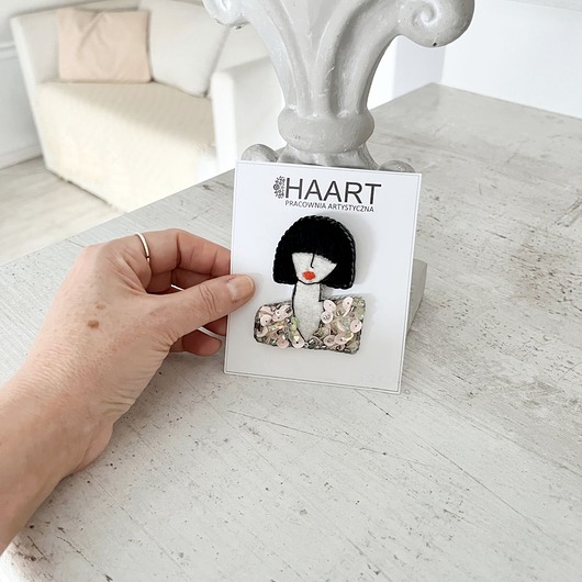 broszki Broszka LADY 8 ręcznie haftowana przypinka