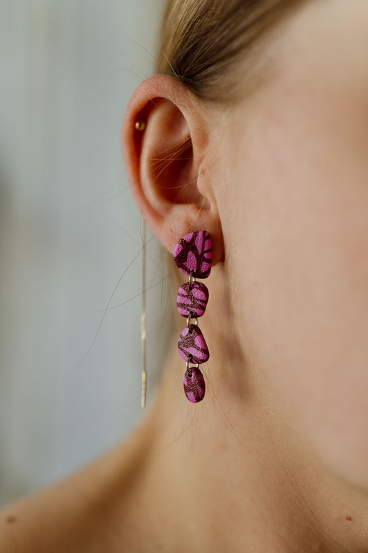 kolczyki z masy plastycznej Wiszące łańcuszki w marmurkowy wzór