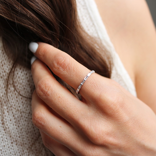 pierścionki srebrne Pierścionek obrączka ozdobiona cyrkoniami- srebro 925