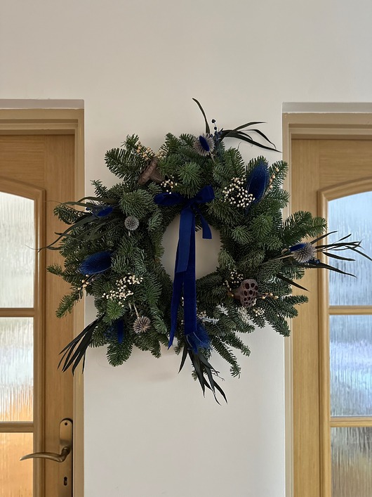 wianki bożonarodzeniowe Duży naturalny świąteczny wianek szafir