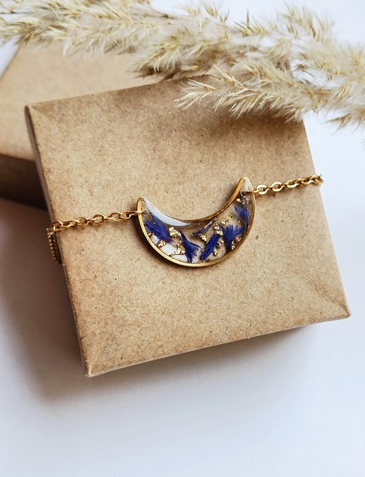 bransoletki z żywicy Bransoletka księżyc z płatkami chabra