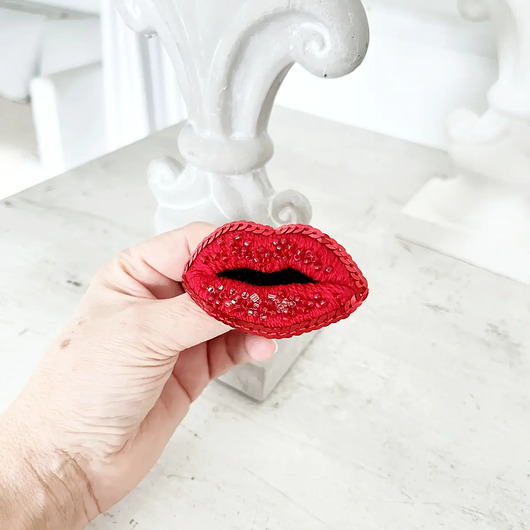 broszki Broszka USTA 5 ręcznie haftowana przypinka koraliki