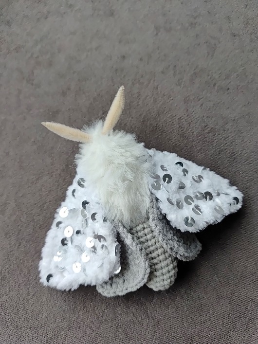 dodatki - różne Motylek Ćma biało-szara z cekinami mały objekt decoracyjny