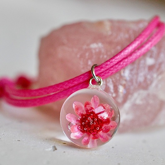 Bransoletka sznurkowa z różowym kwiatuszkiem Grol Jewellery