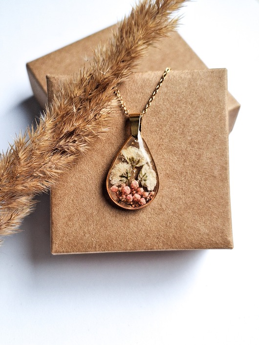 wisiory Wisiorek z żywicy łezka z białą gipsówką i ozothumnusem