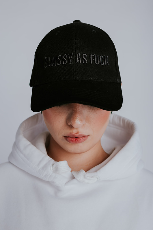 czapki damskie Czarna czapka z daszkiem, z czarnym napisem CLASSY AS FUCK