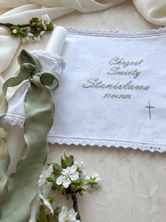 szatki, ubranie na chrzest Haftowana szatka z okazji Chrztu świętego
