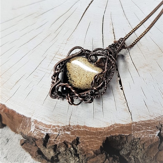 wisiory Wisiorek z bursztynowym serduszkiem m144