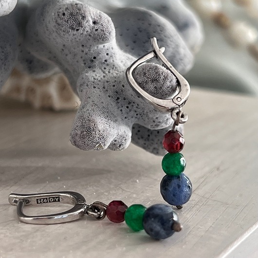 kolczyki srebrne Kolczyki srebrne 925 z naturalnymi minerałami - sodolit, jadeit i granat.